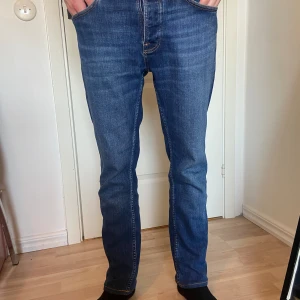 Nudie jeans - Säljer min killes blåa jeans från Nudie! De är uppsytta i benen så passar 31/30 skulle jag uppskatta (han är 180 cm). Mycket bra skick då de inte är använda så mycket! Nypris: 1600 kr, säljer för 600 kr (pris kan diskuteras vid snabb affär
