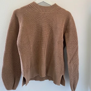 stickad tröja  - säljer denna stickade tröja från selected femme i storlek M💞