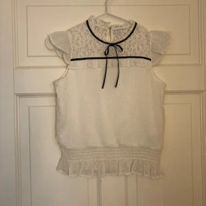 Blus🤍 - Hej, jag säljer en vit blus då den inte kommit till användning. Den är från Lindex🤍 //Ester💗