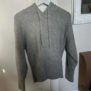 Stickad grå zara hoodie i storlek S, använd 1 gång så nästan i nyskick. Nypris 500/600kr