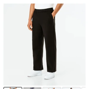 Socrates Pants - Baggy kostymbyxor som är riktigt sköna och med en bra passform. Byxorna är köpta förra året i November och har inga defekter.  Strlk i midja är M med 30 i benlängd. Nypris 1200, billigare vid snabb affär.