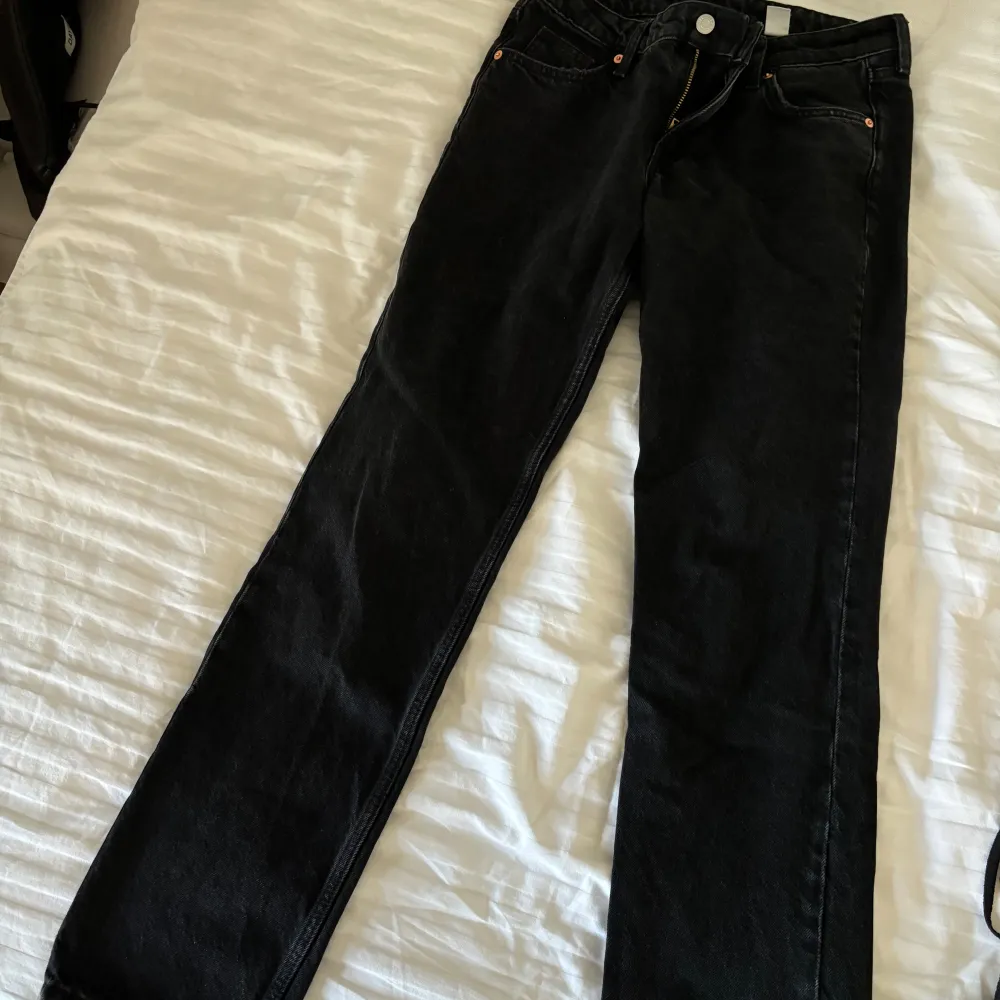 Säljer ett par svarta Wide leg jeans från H&M i storlek 36. Använda fåtal gånger då det inte riktigt är min stil.. Jeans & Byxor.