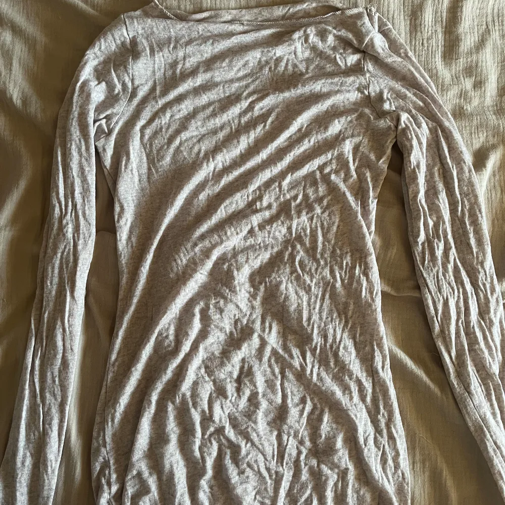 En jättefin långärmad intimissimi tröja! Använd ett fåtal gånger men säljer för den tyvärr inte kommer till användning längre. Färgen är Nude-7525  . Tröjor & Koftor.
