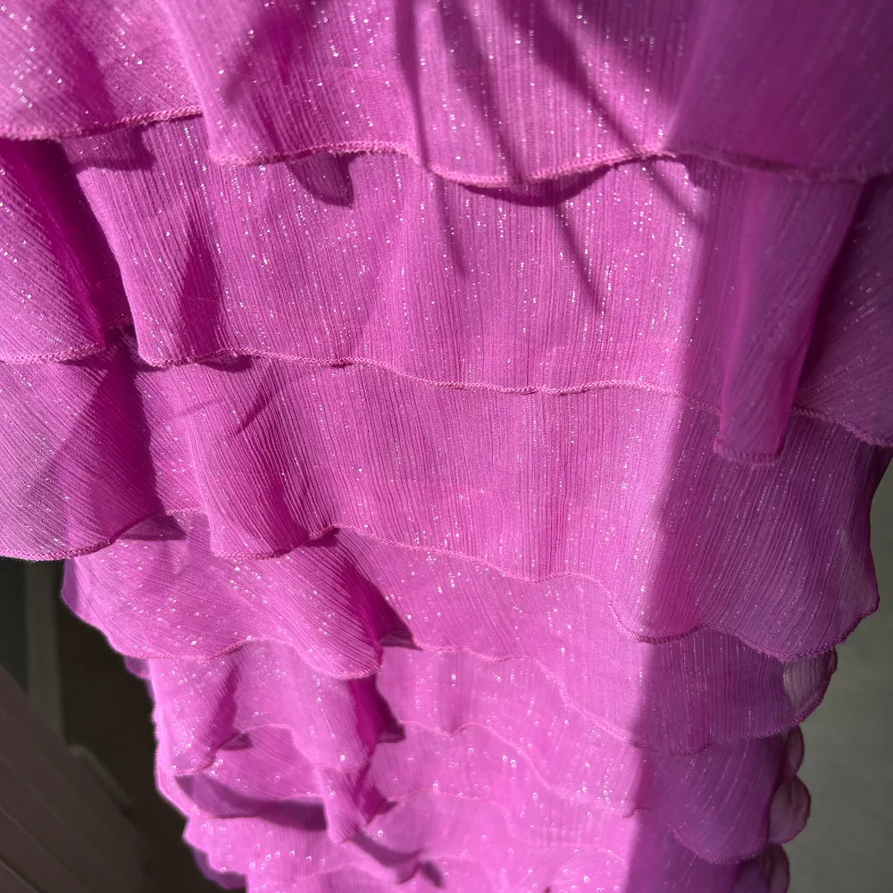 Jättefin lilarosa volangklänning som glittrar !! Från VILA 🩷passar xs-s. Klänningar.