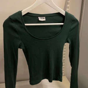 Mörkgrön topp - Mörkgrön långärmad topp!🤍