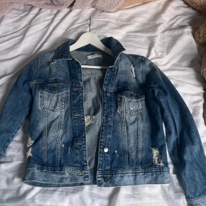 Jeans jacka  - Snygg jeans jacka med snygga hål i💕 den är i storlek 40 men sitter bra på mig som har 36💕