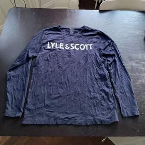 Bara för 99 kr en ny T-shirt på Lyle & Scott som är exakt samma som kostar 250 kr. 
