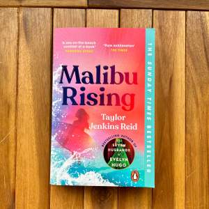 Malibu Rising, skriven av Taylor Jenkins Reid är en bok som har varit populär på tiktok och författaren har skrivit andra populära böcker. Boken är oläst och i bra skick.