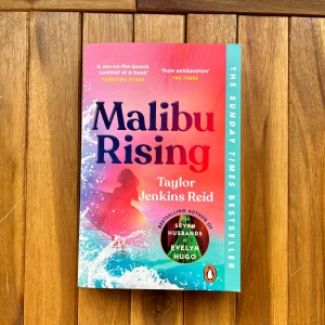 Malibu Rising - Malibu Rising, skriven av Taylor Jenkins Reid är en bok som har varit populär på tiktok och författaren har skrivit andra populära böcker. Boken är oläst och i bra skick.