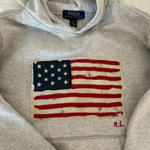 Ralph lauren hoodie - Hoodie från Ralph Lauren som tyvärr är för liten. Köpt här på Plick för 380kr  Barnstorlek i M 💓
