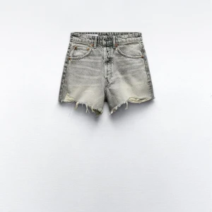 Jeansshorts  - Populära jeansshorts i grå från Zara. Mycket bra skick, endast använda Max 5 gånger. I storlek 34. Skriv privat för fler frågor, svarar gärna. Frakt tillkommer 