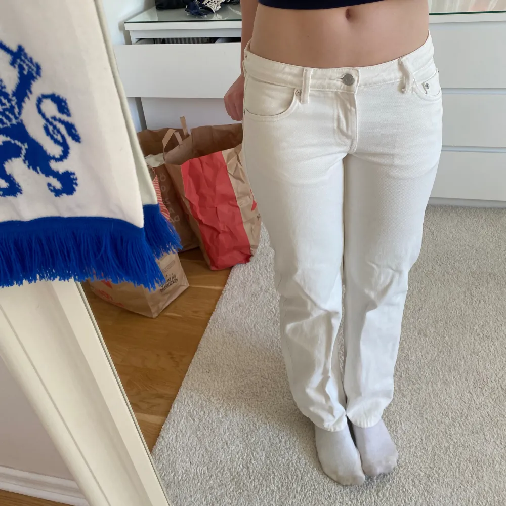 Jättesnygga vita low waist jeans från weekday, aldrig använda! Skulle säga att de passar S. Nypris 500kr.  Skriv om du har några frågor💞 Köparen står för frakt. . Jeans & Byxor.