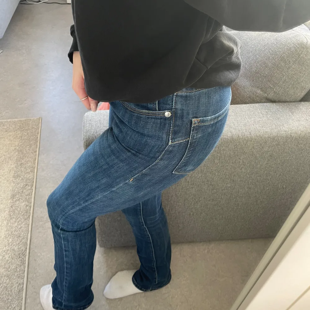 Skit snygga & trendiga zara jeans, dom är slutsålda på hemsidan tror jag. Säljer dom för dom nt kommer till användning längre, vid snabbt köp kan priset diskuteras ❤️det är st 32 men skulle säga att passar allselses utmärkt för dom med st 34 också!!🥰. Jeans & Byxor.