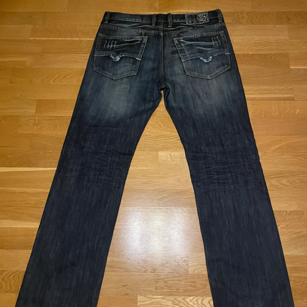 Riktigt feta Diesel jeans som tyvärr är för små för mig, dem är i väldigt bra skick med snygg distress. Size 34. 44cm i midjan och 110 cm längd. Kontakta mig för fler bilder. Jeans & Byxor.