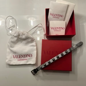 Valentino armband - Säljer nu mitt silvriga valentino armband🙌🏼Användt flitigt och väldigt sparsamt. Säljer pga att jag ej använder det längre🩷