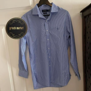Ralph Lauren skjorta  - En fet randig raffe skjorta perfekt nu till sommaren | mycket bra skick inga tecken på användning, skick  9,5/10 | storleken sitter som en M | passar dig som är över 180cm | modellen är 180cm | nypris runt 1400, priset är inte hugget i sten |