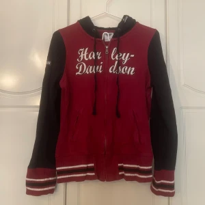 Harley Davidson hoodie  - Så cool hoodie från Harley Davidson i storlek S ❤️‍🔥🏍️