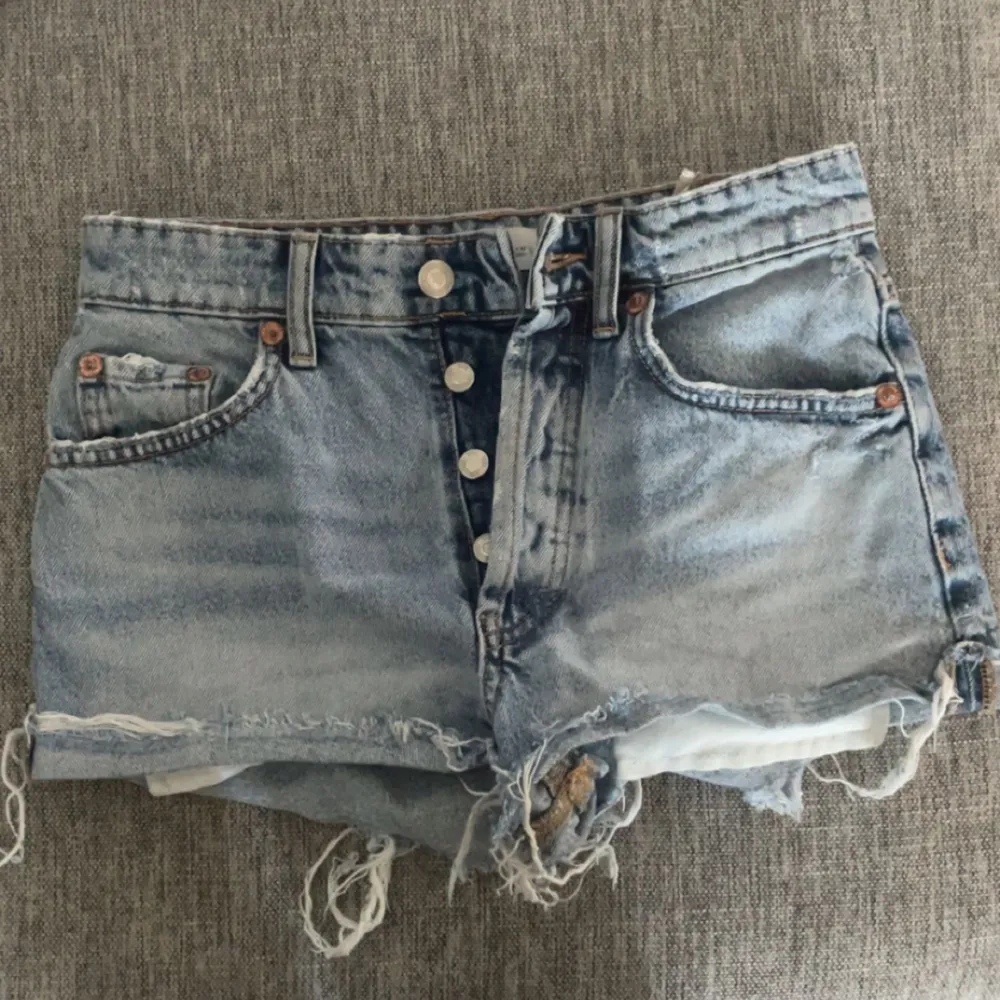 Perfekta jeans shorts  Säljer för att de är för små , kan därför inte skixka bild hur de ser ut på! Storlek 32! Inga defekter🥰. Jeans & Byxor.