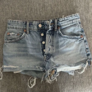 Jeans shorts zara  - Perfekta jeans shorts  Säljer för att de är för små , kan därför inte skixka bild hur de ser ut på! Storlek 32! Inga defekter🥰
