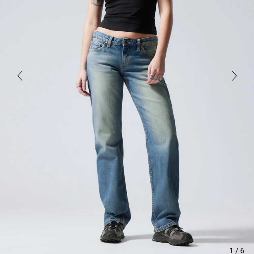 Skit snygga gråa weekday jeans, se rätt färg på sista bilden!   Ny pris:500kr. Jeans & Byxor.