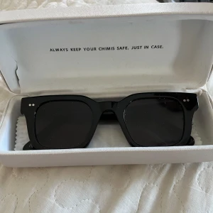 Chimi solglasögon  - Chimis i modellen 004, färg berry. Boxen är lite sprucken men inga tecken på skador på själva glasögonen!