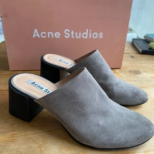 Acne studio klackar  - Supersnygga Acne studio klackar i ljusgrå mocka, kommer tyvärr aldrig till användning. Köpt på arkivet här i Stockholm.  Storlek 39 Klackhöjd 6 cm Frakt ingår! 🌸