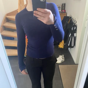 Fin stickad tröja  - Super fin mörkblå tröja med knappar på ärmarna. Lappen är borta men det finns inga stora defekter utan bara ett litet hål på axeln som är igensytt🤗🩵
