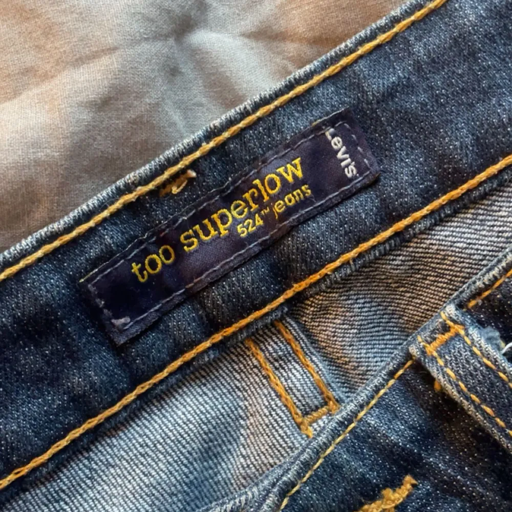 As snygga lågmidjade jeans från Levi’s, too superlow😻😻 Säljer då de va för stora i midjan på mig💘 Midjemått: 36cm Innerbenslängden: 79cm. Jeans & Byxor.