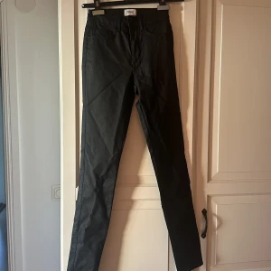 Jeans  - Lite glansiga fejk-läder jeans från Only i storlek Xs🌸