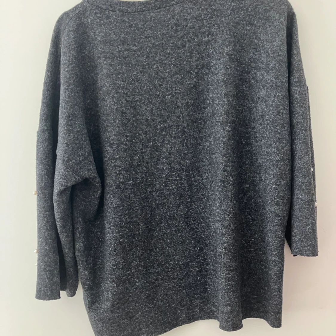 Kortärmad stickad tröja med pärlor - 90