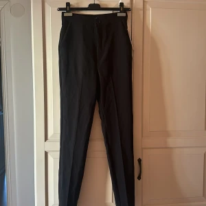 Kostymbyxor  - Svarta oanvända kostymbyxor från Gina Tricot i storlek Xs🌸