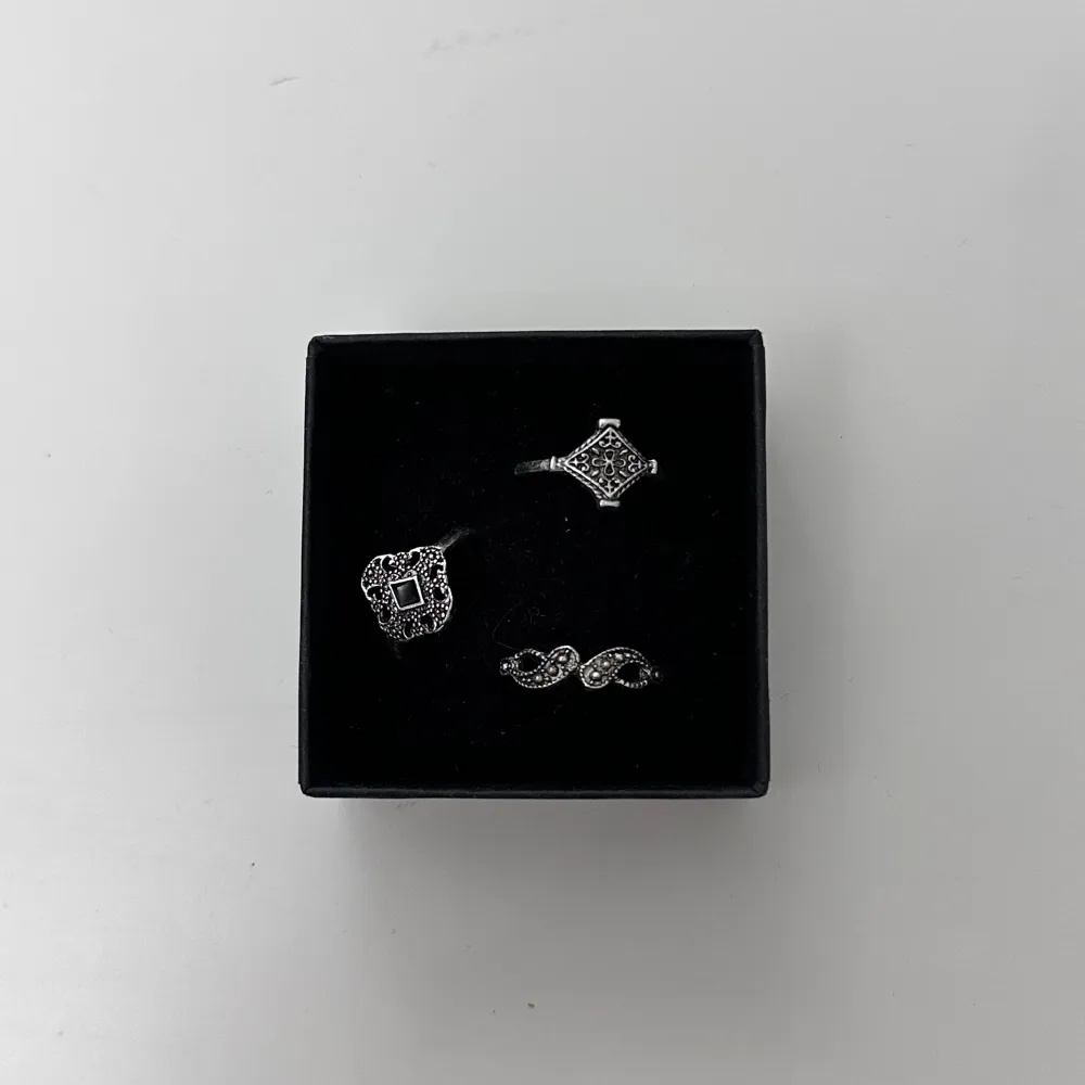 Jättefina silvriga ringar med coola svarta detaljer!! Aldrig använda. De är i olika storlekar. Rengör alla smycken innan jag skickar dem!!. Accessoarer.