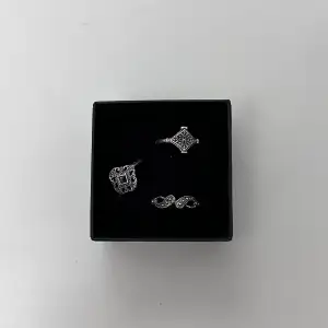 Jättefina silvriga ringar med coola svarta detaljer!! Aldrig använda. De är i olika storlekar. Rengör alla smycken innan jag skickar dem!!