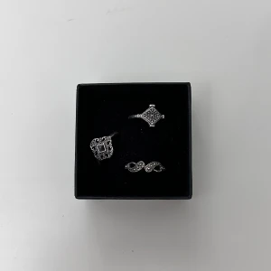 Ringar - Jättefina silvriga ringar med coola svarta detaljer!! Aldrig använda. De är i olika storlekar. Rengör alla smycken innan jag skickar dem!!