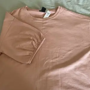 En rosa sweatshirt, lite tunnare material med arm puffar.  Lindex storlek M  Oanvänd 150kr + frakt 