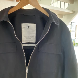 Svart overshirt - Snygg och stilren overshirt. Sparsamt använd, skick 9/10. Nypris 1499kr. Jackan är köpt på Boozt. Storlek: S. För fler bilder eller frågor skicka pm! 