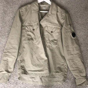 Cp company  - Säljer min cp company overshirt då den är för stor för mig och kommer aldrig till användning, kvitto finns o köpt på Johnnels. Hör gärna av er vid fler frågor