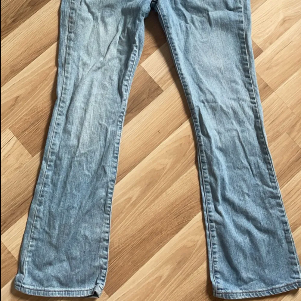 Jättefina jeans från Levis, tyvärr för stora för mig. Lite osäker på storleken, men gissar M . Jeans & Byxor.