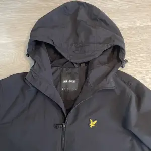 Begagnat bra skick, köpt förra året. Svart, Lyle&Scott, storlek XS