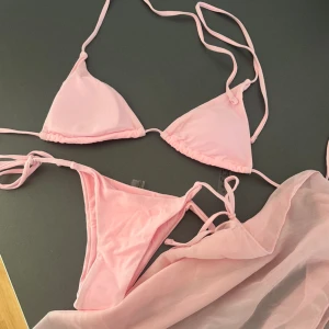 Helt oanvänd ny bikini - Säljer denna drömma bikini set som är HELT oanvänt. Tillkommer en fin matchande kjol. Den är i babyrosa färg i stolek S. 