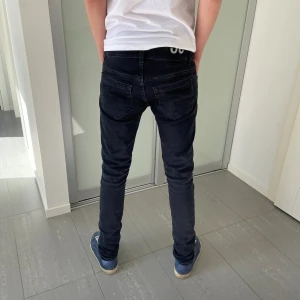 Dondup jeans George  - Säljer nu dessa svart dondup George jeans som är i riktigt bra skick, skriv för fler frågor/bilder🙌🏼