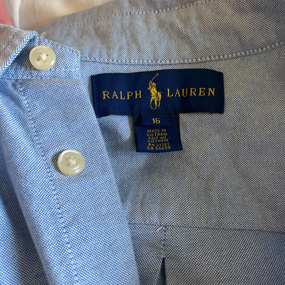 Ralph lauren skjorta, aldrig använd, perfekt till sommaren, pris kan ej diskuteras . Skjortor.