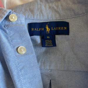 Ralph lauren skjorta, aldrig använd, perfekt till sommaren, pris kan ej diskuteras 