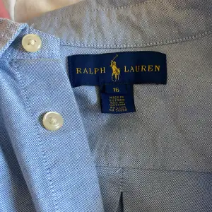 Ralph lauren skjorta, aldrig använd, perfekt till sommaren, pris kan diskuteras 