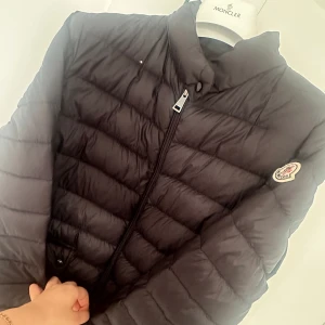 Moncler svart  - Hej jag säljer min fina moncler som jag köpte 2020 på NK i Göteborg som knappt används mer än 5 gånger. Priset på lounge saison ligger på 10 599 kr idag. Passformen passar M-L (storlek 4). Kvitto finns. 