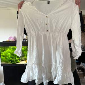 Säljer denna vita klänningen som är helt oanvänd, det är 3XL men den är lite liten i storleken 💕