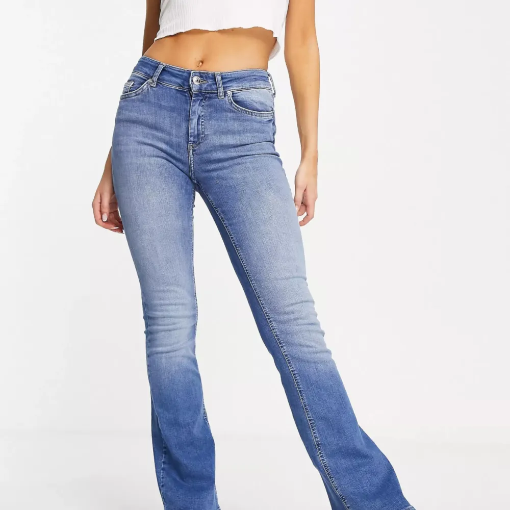 Säljer dessa super snygga lågmidjade bootcut jeansen från Only, nästan aldrig använda så väldigt bra skick🤍nypris 499:- hör av dig vid frågor🤍🤍. Jeans & Byxor.