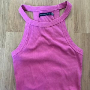 Topp  - Säljer denna topp, 90 kr storlek Xxs 