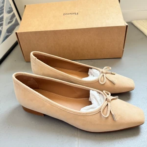 Ballerina Flattered - Nya beige oanvända Monica Suede ballerinaskor från Flattered. Storlek 39. Endast testade inomhus. Ord pris 1995