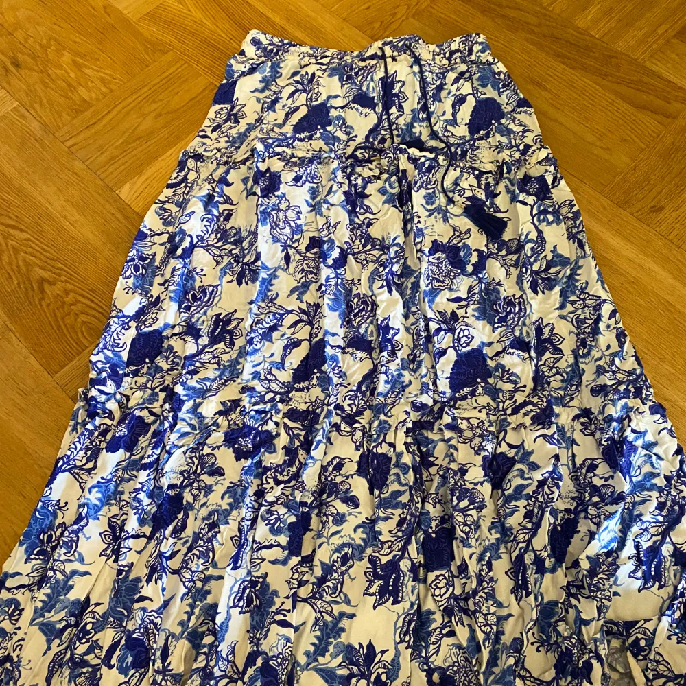 Nu säljer jag min superfina sommar kjol, använd ett fåtal gånger och super fint skick!  💕. Kjolar.